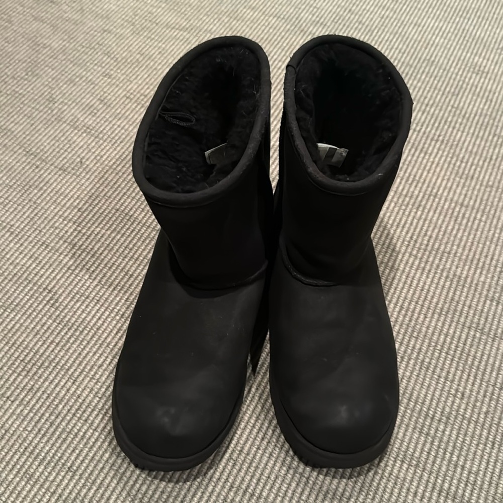 Ugg Classic II Weather Short. Kids. Size 6. Black.